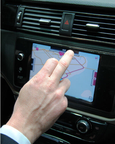 Die Mittelkonsole ist geprägt durch ein 8 Zoll großen Touchscreen-Infotainment-System, das zur Serienausstattung gehört. Qoros hat die Softwaretechnik und die speziellen Grafikdarstellungen selbst gestaltet. Die Steuerung erfolgt durch Bewegungen der menschlichen Finger nach dem Vorbild von  Smartphones. (Baeuchle)