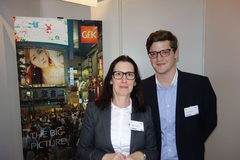 Margret Woiwode und Christopher Zinck, GfK, haben immer die richtige Statistik dabei. (Bild: IT-BUSINESS)