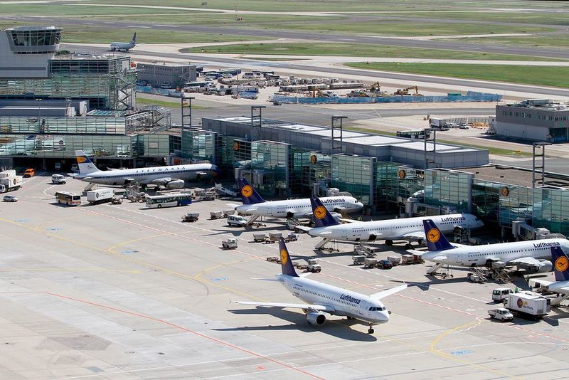 Platz 16: Deutsche Lufthansa mit einem Gehaltsgefälle von 44 (Das Bild zeigt Flugzeuge der Lufthansa am Frankfurter Flughafen) (Von Konstantin von Wedelstaedt - Gallery page http://www.airliners.net/photo/Lufthansa/Airbus-A320-211/1983200/LPhoto http://cdn-www.airliners.net/aviation-photos/photos/0/0/2/1983200.jpg, GFDL 1.2, https://commons.wikimedia.org/w/index.php?curid=26810477)