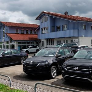 Das Autohaus Niedermayer am jetzigen Standort wurde 1983 erbaut. Zu Beginn gab es lediglich eine Werkstatt mit einem Kfz-Meister.(Bild:  Jakob Schreiner/»kfz-betrieb«)