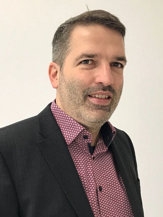 Michael Kiener, Leiter Steuerungstechnik: „Mit der Zielsetzung, auf kleinstem Bauraum eine neue Benchmark in der fahrdynamischen Performance zu setzen, ist uns mit dem neuen offenen Steuerungskonzept ein Meilenstein in der Automatisierung gelungen.“ (Bild:  Mias)