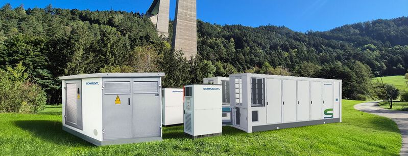 Schmachtl stellt die Proudkte für das Referenzprojekt in Tirol: Das umfasst einen Transformator mit 3,8 MVA, zwei 20-Fuß-Batteriecontainer und zwei Wechselrichter mit einer Gesamtleistung von 3,5 MW und einer Speicherkapazität von 6,88 MWh. (Bild:  Schmachtl)