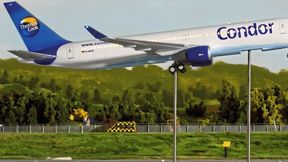 Eines von 52 Flugzeugmodellen hebt vom Knuffingen Airport ab. (Miniatur Wunderland Hamburg)