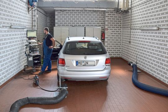 Die Abgase von Dieselmotoren müssen bei der AU mit einer Absaugung erfasst werden, das fordert die TRGS 554. Die Abgase von Dieselmotoren müssen bei der AU mit einer Absaugung erfasst werden, das fordert die TRGS 554.