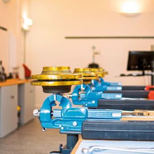 Theorie trifft Praxis: Für den erfolgreichen Abschluss nach einem Seminar aus dem Angebot der Akademie der Schraubverbindung müssen Monteure ihr Können auch praktisch unter Beweis stellen.