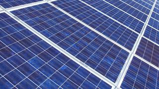 Der Solarmodulhersteller Meyer Burger ist seit einiger Zeit insolvent. Derzeit laufen, wie die Insolvenzverwaltung berichtet, aber hoffnungsvolle Gespräche mit potenziellen Investoren ... (Bild: A. Dinkse)