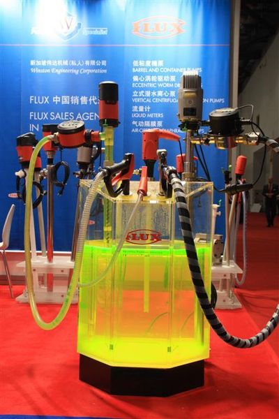 Flux präsentiert auf der AchemAsia Abfülleinheiten, die sich für ein halbautomatisches Abfüllen eignen und eine kostengünstige Alternative zu herkömmlichen Abfüllautomaten sind. (Archiv: Vogel Business Media)