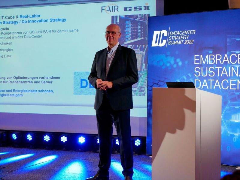 Im nächsten Strategy-Insight konnten sich die Teilnehmenden über den Vortrag von Helmut Kreiser, Rechenzentrumsleiter am GSI Helmholtzzentrum für Schwerionenforschung, freuen. Mit dem „Green IT Cube“ setzen die Darmstädter auf eine Open-Innovation und Co-Innovation-Strategie. (Bild: Vogel IT-Medien GmbH)