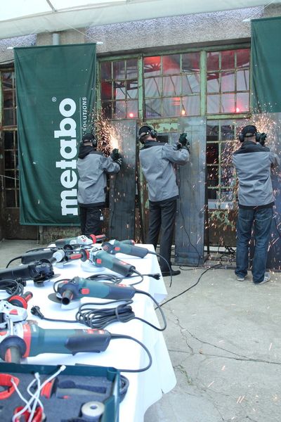Die Funken flogen beim Test der neuen Metabo-Winkelschleifer. (Bild: Kroh)