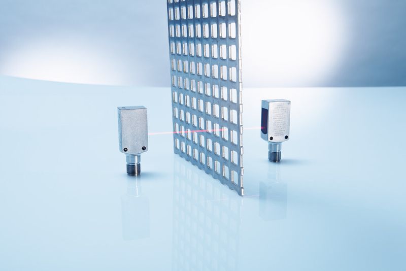 Der schmale Strahlengang des Lasers ermöglicht es, Objekte auch durch enge Öffnungen hindurch zu erfassen. (Bild: Sick)