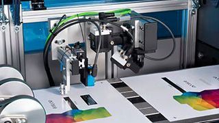 Der Folienspezialist Kurz übernimmt zum 1. September Scribos von Tesa, wie gestern bekannt wurde. Das Scribos-Know-how soll in Zukunft der Produktpiraterie Paroli bieten. (Kurz)