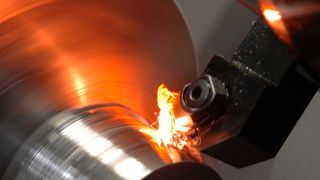 Es gibt viele Beispiele, die einen Siegeszug der Trockenbearbeitung in einzelnen Branchen oder Unternehmen belegen. Eine flächendeckende Substitution der klassischen KSS-Konzepte ist allerdings noch nicht eingetreten.  (ISF)