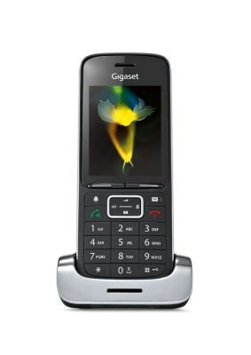 Schnurlostelefon Gigaset SL450: Hochwertige Technik und Design finden im Gigaset SL450 eine perfekte Balance. Das fein ausgearbeitete Aluminiumgehäuse zeigt eine durchdachte Konstruktion mit exakt ausgearbeiteten Flächen- und Formverläufen und liegt bestens in der Hand. Die bündig eingebettete Tastatur ist gut zu erreichen und bietet präzise Druckpunkte. Das großzügig dimensionierte Display präsentiert eine klar gestaltete Bedienoberfläche, Hersteller Gigaset AG, München, Deutschland. (Bild: Red Dot / Gigaset)