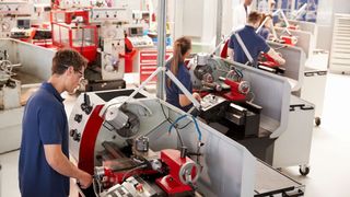 Gute Nachrichten! Der deutsche Maschinen und Anlagenbau wird versuchen, die Zahl der Beschäftigten zu halten, hat die dpa vom VDMA erfahren. Und was die USA angehe, so habe man auch vor Zöllen keine große Angst ... (Bild: VDMA)