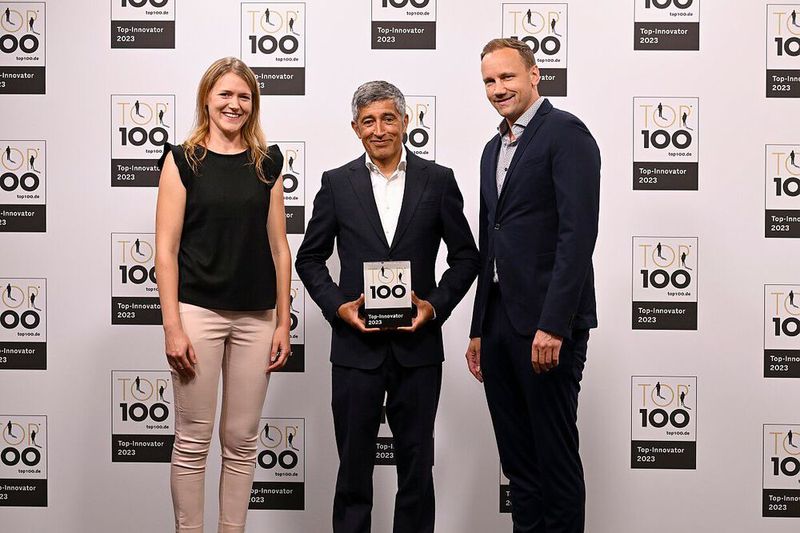 Bei der Gronover Firmengruppe dreht sich alles um Elektrotechnik, Automation und Energieeffizienz. Das Unternehmen plant und realisiert Energieinfrastrukturprojekte, wobei die Gronover Elektrotechnik GmbH der Bereich ist, der die Energie intelligent verteilen muss. Für die guten Ideen soll ein jährliches Sommercamp sorgen: In Tipi-Zelten überlegt man gemeinsam, was im letzten Jahr gut gelaufen ist und was verbessert werden kann. Alle Vorschläge werden festgehalten und in Quartalsmeetings nach und nach aufgearbeitet. Von links: Debora Schubert (Geschäftsführerin), Johannes Gronover (Gesellschafter). (Bild: KD Busch/compamedia)