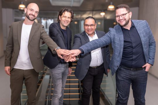 Haben die Partnerschaft vereinbart (v.l.n.r.): Philipp Perplies, COO der Business Division Public Sector bei d.velop, Rainer Hehmann, Vorstandsmitglied bei d.velop; Frank Dobelmann, Business Area Lead Public bei adesso, und Thorben Ehlers, Business Unit Lead und Director Public bei adesso. (Bild:  adesso SE)