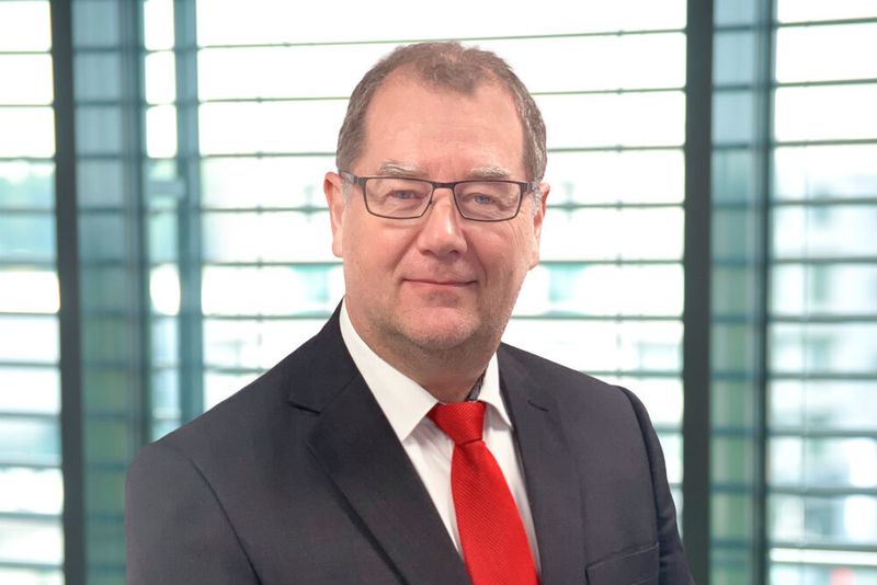 Ulrich Pfahl ist seit dem 1. Januar 2020 neuer Vorsitzender der Geschäftsführung der FEV Asia. In dieser Position verantwortet er künftig die Geschäftstätigkeit der FEV-Gesellschaften in Asien. Ertritt die Nachfolge von Ernst Scheid an, der nach 35 Jahren Firmenzugehörigkeit das Ruhestandsalter erreicht hat, dem Unternehmen aber weiter beratend zur Verfügung steht.

Ulrich Pfahl ist seit 2016 in der FEV-Gruppe in verschiedenen Funktionen tätig, zuletzt übernahm er die Marktverantwortung für die Länder China und Japan. Er studierte Luft- und Raumfahrttechnik an der RWTH Aachen, wo er im Anschluss in der Fakultät Maschinenbau promovierte. Durch verschiedene berufliche Stationen bei Automobilherstellern und -zulieferern sowie Consulting-Unternehmen besitzt er umfangreiche technische Kenntnisse und Erfahrung im Aufbau und der Führung lokaler Organisationen, auch im asiatischen Raum.  (FEV)