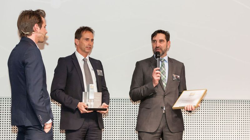 Category Design – The winner is HBS Bolzenschweiss-Systeme. Erwin Promoli, CEO HBS, accented his pleasure about the award. (Stefan Bausewein)