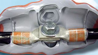 Diese neuartige Silikon-Isoliermasse dichtet, schützt und isoliert elektrische Kontakte und Verbindungen – und ist ebenso leicht wieder entfernt. (Bild: Freudenberg Simrit)