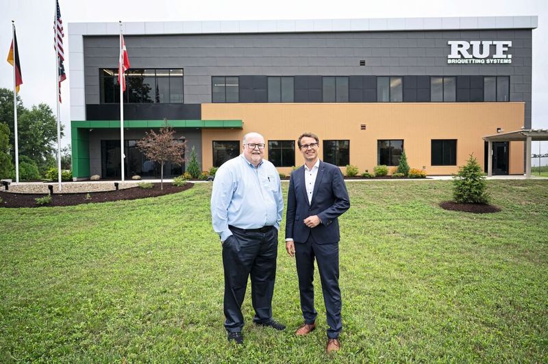 Am 13. August 2026 eröffneten Roland Ruf (rechts), Geschäftsführer der RUF Gruppe, und Jim Weist, CEO der RUF US Inc., ihr neu errichtetes Produktions- und Bürogebäude in North Ridgeville, Ohio. (Bild:  RUF Maschinenbau GmbH & Co. KG)
