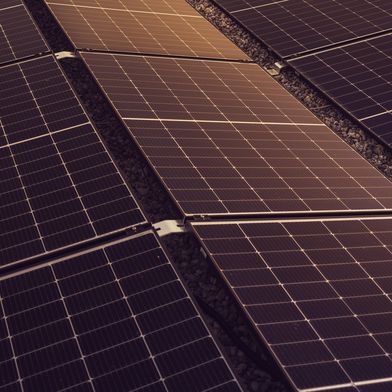 Ein Solarmodul besteht aus Solarzellen, die in Reihe oder parallel geschaltet sind und mechanisch eine Einheit, ein elektrisches Bauelement, bilden. (Bild: Michael_Pointner)