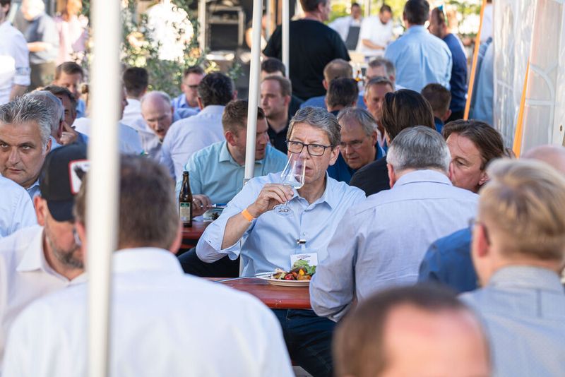 Steckverbinderkongress 2022: Das Get together am 4. Juli 2022 und die Abendveranstaltung am 5. Juli 2022 auf dem Vogel-Campus boten viele Gelegenheiten sich in entspannter Atmosphäre auszutauschen und zu netzwerken. Schon so manches Projekt nahm hier seinen Anfang. (Bild: Elektronikpraxis)