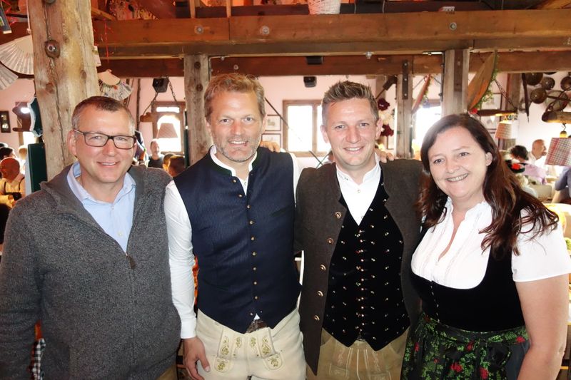 Im Käfer waren (v. l.) Helmut Siegert, Tech Data. Tom Meiler, Moderator, Michael Hitzelberger und Birgit Brunner, Tech Data. (Bild: IT-BUSINESS)