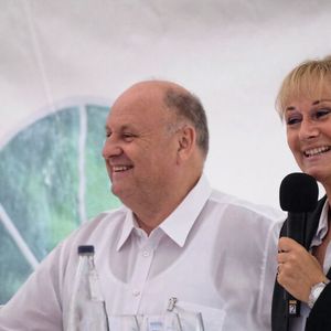 Zeigten sich gut gelaunt: Helmut Peter, Vorsitzender der BFC, und Schulleiterin Sylvia Gerl. (Bild:  Zietz/»kfz-betrieb«)