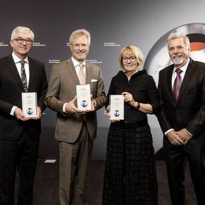 Die drei nachhaltigsten Kleinunternehmen 2017 vertreten durch: Werner Landhäußer, geschäftsführender Gesellschafter Mader GmbH & Co. KG, 
Theo Besgen, Geschäftsführer der BeoPlast Besgen GmbH; Kerstin Stromberg und Jürgen Hack, geschäftsführende Gesellschafterin und Gesellschafter der Sodasan Wasch- und Reinigungsmittel GmbH
