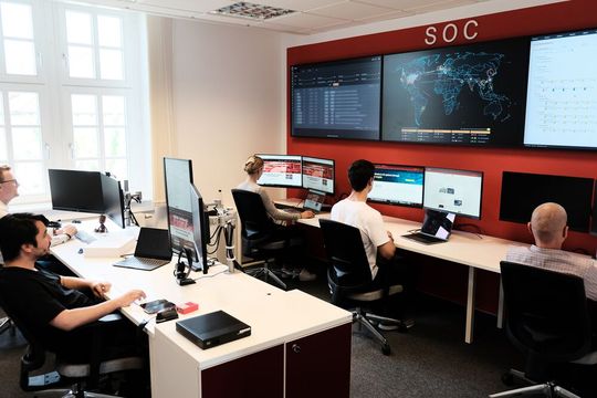 Blick in das Security Operation Center von Riedel Networks.(Bild:  Riedel Networks)