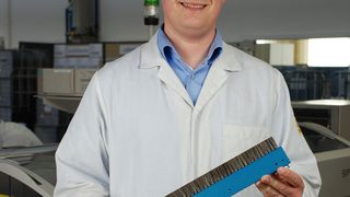 Markus Lilie, Grundig Business Systems: Die BrushForm lässt sich in ca. 1 Minute im Bestückautomaten nachrüsten.“ (Archiv: Vogel Business Media)