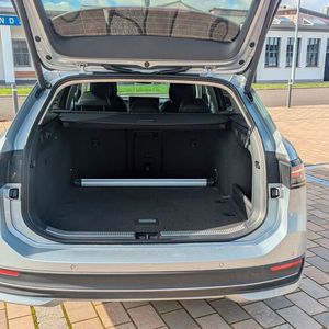 Hinter der weit öffnenden Heckklappe wartet ein mit 690 Litern enorm großer Kofferraum. (Bild:  Mauritz – VCG)