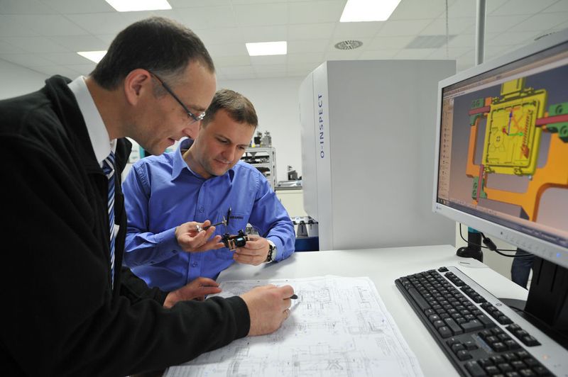 Im Messraum muss es schnell und präzise zugehen. Teamleiter Mathias Schlegel (links) und sein Kollege werden dabei durch mehrere Zeiss-Messgeräte unterstützt. (Bild: Zeiss)