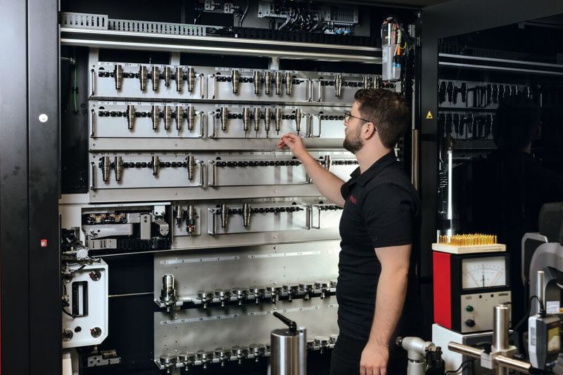 Bis zu 210 Plätze stehen im Werkzeugwechsler der Kern Micro HD zur Verfügung. Dadurch kann NH Micro eine große Bandbreite verschiedenster Präzisionsbauteile fertigen, ohne Werkzeuge auswechseln zu müssen. Abgebildet ist eine eigene Automatisierungslösung im Werkzeugwechselschrank. (Bild: NH Micro / Kern Microtechnik GmbH)