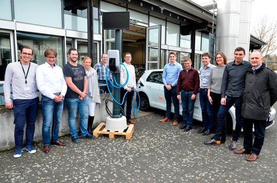Die Projektbeteiligten von der Hochschule Koblenz präsentieren den Prototypen, mit dem sich Elektrofahrzeuge künftig schneller laden lassen.(Bild:  Hochschule Koblenz)