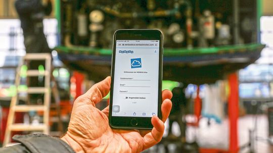 Egal ob in der Werkstatt oder beim Kunden: Auf Werbas.Blue können die Autohausmitarbeiter von überall und mit jedem Endgerät zugreifen. Egal ob in der Werkstatt oder beim Kunden: Auf Werbas.Blue können die Autohausmitarbeiter von überall und mit jedem Endgerät zugreifen.