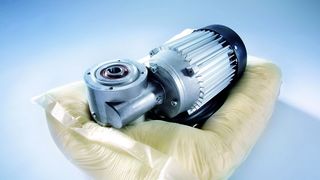 Bild 1: 9 kg schwerer Antriebsmotor auf dem Universalschaumpolster Foamplus. Bild: Storopack (Archiv: Vogel Business Media)