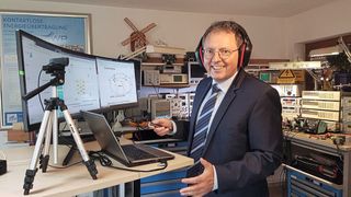 Dem MOSFET auf den Zahn gefühlt: Prof Markus Rehm im Labor seines Ingenieurbüros IBR.  (Bild: IBR)