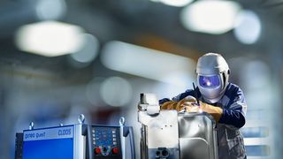 qn-quest-keyvisual-handschweisser (Quelle: Cloos)