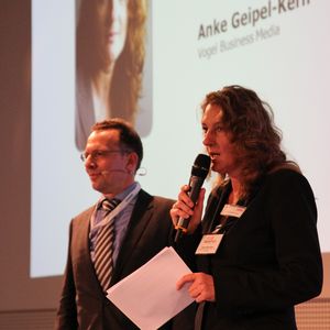 Prof. Leon Urbas, Wissenschaftlicher Beirat und Professor für Prozessleittechnik und Anke Geipel-Kern. Leitende Redakteurin der PROCESS bei der Eröffnung des 4. Digital Plant Kongresses. Weitere Bildergalerien zum Kongress:    Aussteller & Impressionen   Abendveranstaltung beim Digital Plant Kongress 2014(Bild: PROCESS)