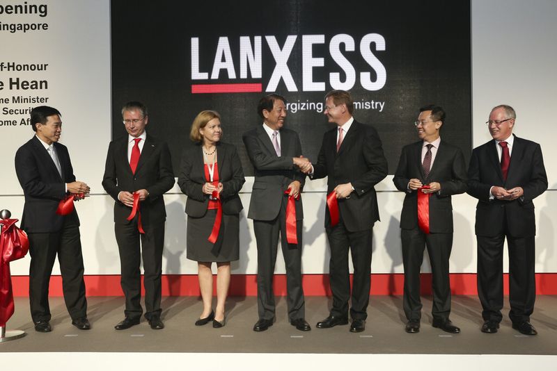 Das Werk ist offiziell eröffnet: (von links nach rechts): Png Cheong Boon, Vorsitzender JTC Corporation, Lanxess Vorstandsmitglied Werner Breuers, die deutsche Botschafterin in Singapur, Angelika Viets, der stellvertretende Ministerpräsident von Singapur, Teo Chee Hean, Lanxess Vorstandsvorsitzender Axel C. Heitmann, der Vorsitzende des wirtschaftlichen Entwicklungsausschusses von Singapur, Leo Yip und Ron Commander, Leiter der Lanxess Business Unit Butyl Rubber. (Bild: Lanxess)