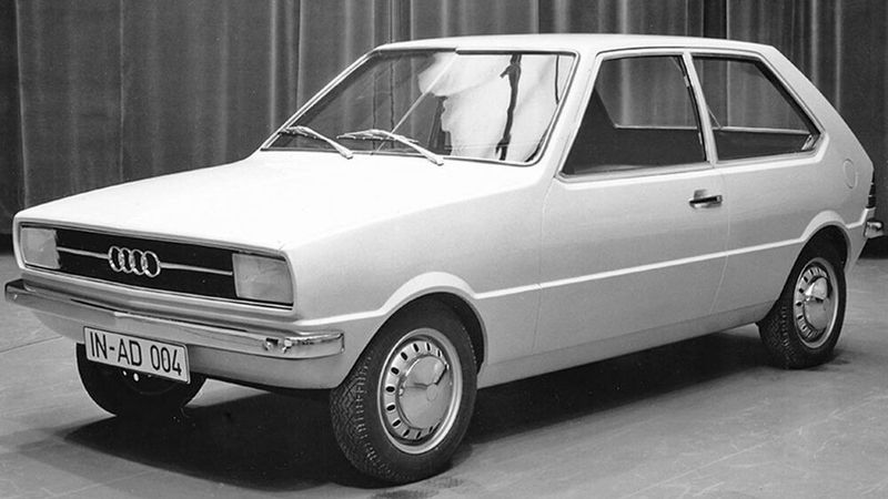 Oft denkt man sich, wenn man Prototypen bekannter Modelle sieht: „Zum Glück ist der so nicht in Serie gegangen“. Dabei dieser Audi 50 nicht schlecht aus – doch das fertige Endprodukt wirkt deutlich stimmiger, oder? (Bild: Audi)