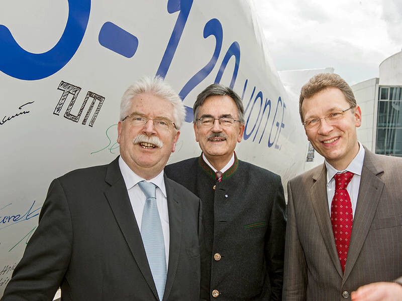 Wirtschaftsminister Martin Zeil, TUM-Präsident Prof. W. A. Herrmann und der Leiter des GE Forschungszentrums in Garching, Dr.-Ing. Carlos Härtel. (Andreas Heddergott / TUM)