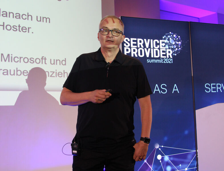Andreas Gauger, Pionier der Branche, eröffnete den Summit mit seinen Einschätzungen, was Service Provider von Automobilherstellern lernen können. (Vogel IT-Medien GmbH)