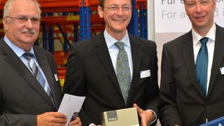 V.l.: Alois Ludwig (Vorsitzender der ZF-Services-Geschäftsleitung), Martin Günthner (Wirtschaftssenator Bremen) und Dr. Stefan Sommer (ZF-Vorstandsvorsitzender) bei der Eröffnung des erweiterten Logistikzentrums in Bremen. (Bild: ZF Services)