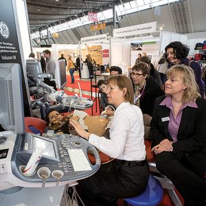 Direkter geht nicht: Die unmittelbare Begegnung mit Ärzten als potenziellen Kunden macht den hohen Aufwand für eine Messe häufig mehr als wett.