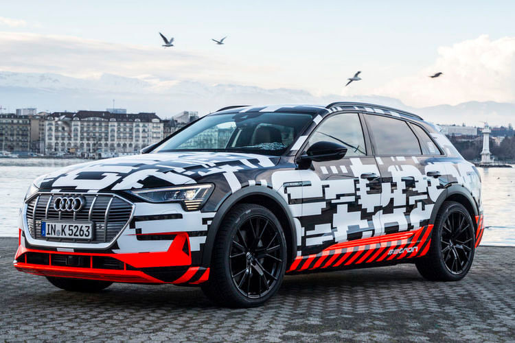 Auf Basis des Q5 bringt Audi voraussichtlich Ende 2018 das Mittelklasse-SUV E-Tron zum Händler.  (Audi)