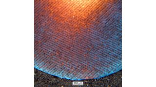 An der Bauteiloberfläche ist die Aufbaustrategie durch kreuzweises Übereinanderlegen von Schichten aus Schweissraupen deutlich zu erkennen. (Institut für Werkstofftechnologie Wallisellen, N. Rizvic)