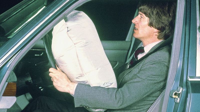 In den S-Klasse-Limousinen und Coupés der Baureihe 126 (1979 bis 1992) führt Mercedes-Benz den Fahrerairbag in Kombination mit dem Gurtstraffer für den Beifahrer in den Serienautomobilbau ein. Ab 1981 ist das wegweisende Sicherheitssystem als Sonderausstattung lieferbar. Ab 1988 gibt es auch den Beifahrer-Airbag. (Bild: Daimler AG)