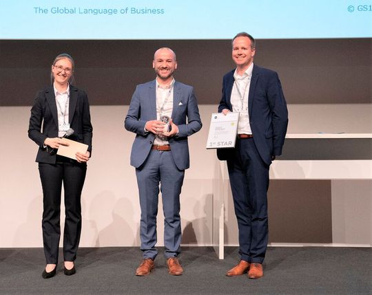 Bei der „Lean and Green Award 1st Star“-Preisvergabe von GS1 Germany an Geodis in Deutschland. Von links: Stefanie Müller (Junior Manager Logistik + Supply Chain Management GS1 Germany), Sascha Karsten  (Sales & Tender Manager I Market Line Transportation Geodis CL Germany) und Oliver Püthe (Lead Industrie Engagement GS1 Germany). (Bild:  EHI)